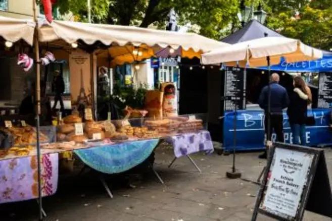 Misteri Kebahagiaan di Pasar Kota Sussex