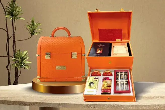 Kreasi Mewah: Jimmy Choo dan Hamper Eksklusif Imlek