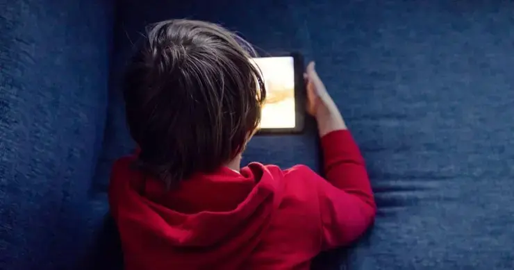 Menyibak Bahaya Tersembunyi Internet bagi Anak