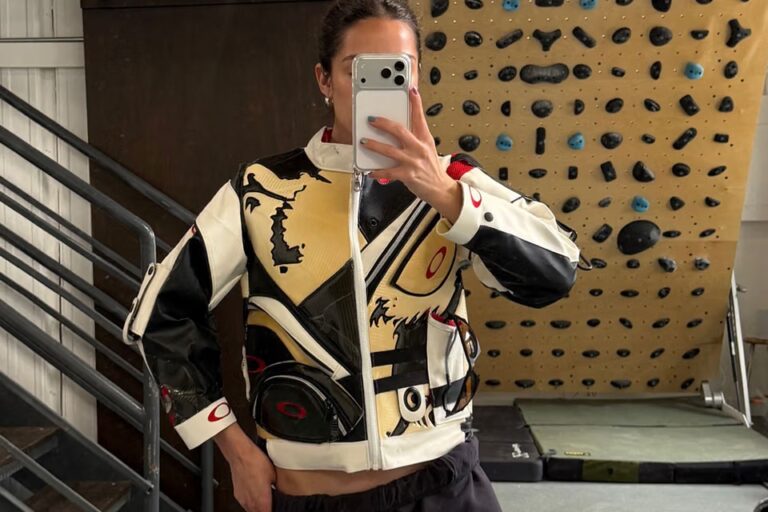 jaket oakley kustom - ilustrasi berita Dari Tas Golf Vintage ke Jaket: Nicole McLaughlin Ciptakan Jaket Oakley Kustom…