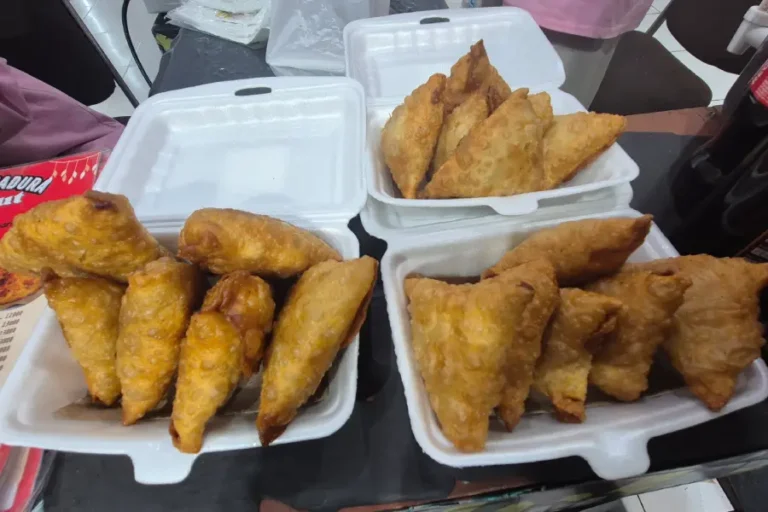 martabak madura - ilustrasi berita Mak Ndut Sajikan Martabak Madura Berisi Bihun, Usus, Tetelan dan Ceker Pedas di…