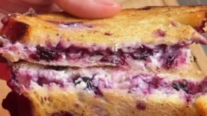 sandwich blueberry keju - ilustrasi berita Sandwich Blueberry Keju: Harmoni Rasa Manis, Gurih, dan Creamy