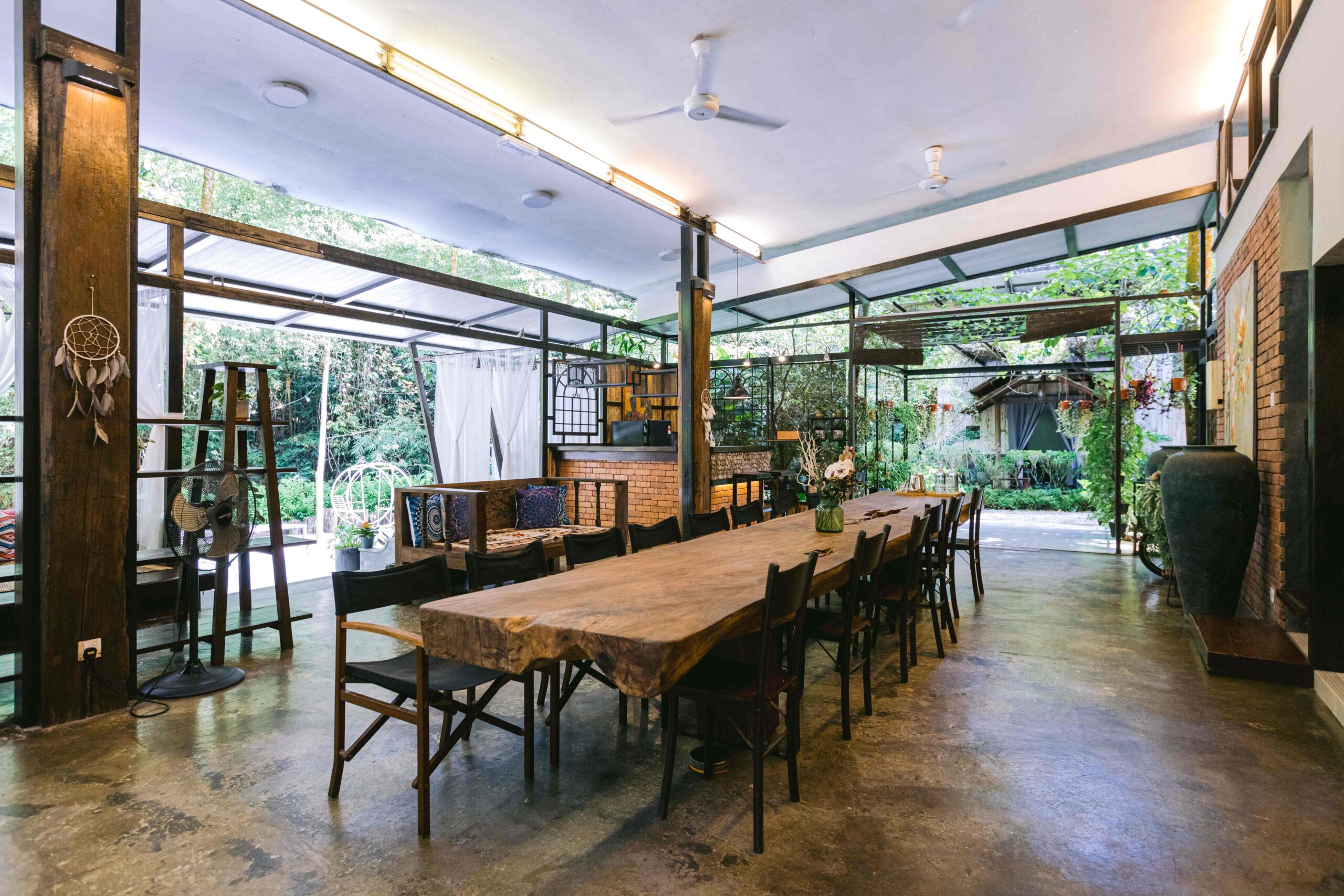 rumah dalam hutan - ilustrasi berita Sekebun Bunga: Rumah dalam Hutan yang Menjadi Retret dan Inap Desa